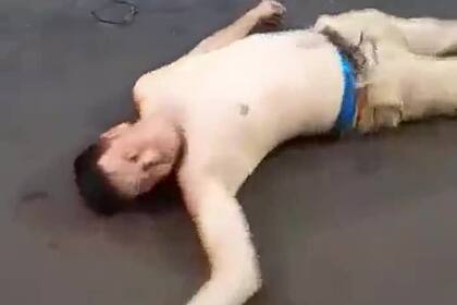 El momento en que dos fanáticos cayeron de una camioneta en los festejos