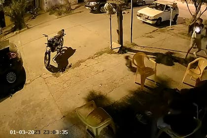 El momento en que dos jóvenes sicarios disparan contra una familia en la puerta de una casa en Rafaela