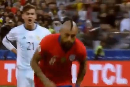 El momento en que Dybala le grita "¡Quiricocho!" a Vidal antes de ejecutar el penal del descuento para Chile