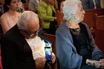 El momento en que el abuelo busca el mejor ángulo para sacarle una foto a su mujer