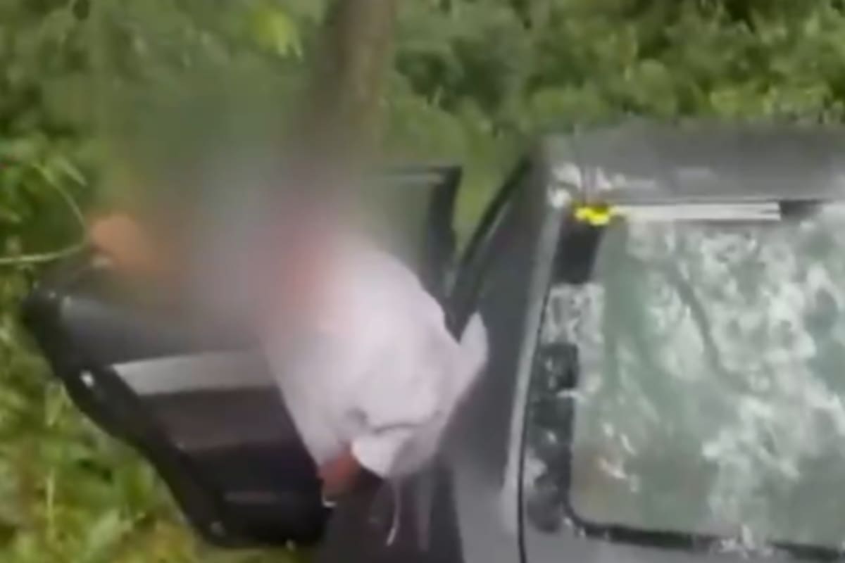 El momento en que el agresor salió del auto, tras ser captado por un testigo