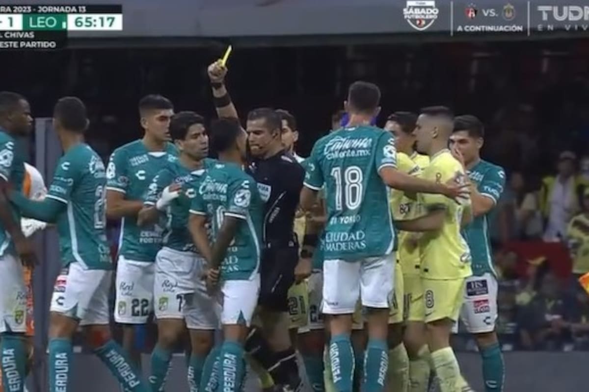 El momento en que el árbitro Fernando Hernández Gómez golpea con la rodilla al argentino Lucas Romero en el partido de León ante América, por la Liga MX