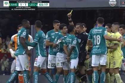 El momento en que el árbitro  Fernando Hernández Gómez golpea con la rodilla al argentino Lucas Romero en el partido de León ante América, por la Liga MX