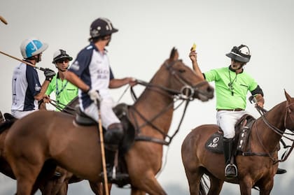 El momento en que el árbitro le muestra la tarjeta amarilla a Adolfo Cambiaso