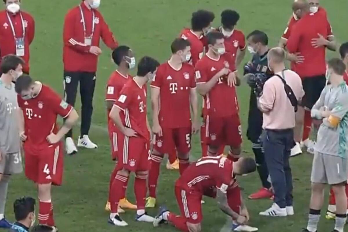 El momento en que el arquero argentino le fue a consultar al polaco por su supuesta infracción. Crédito: Twitter