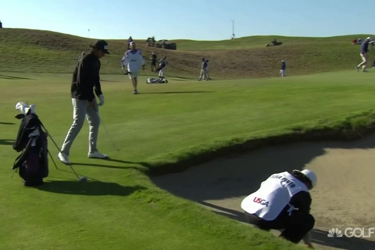 El momento en que el caddie de Segundo Oliva Pinto toca la arena del bunker, una acción prohibida por el reglamento