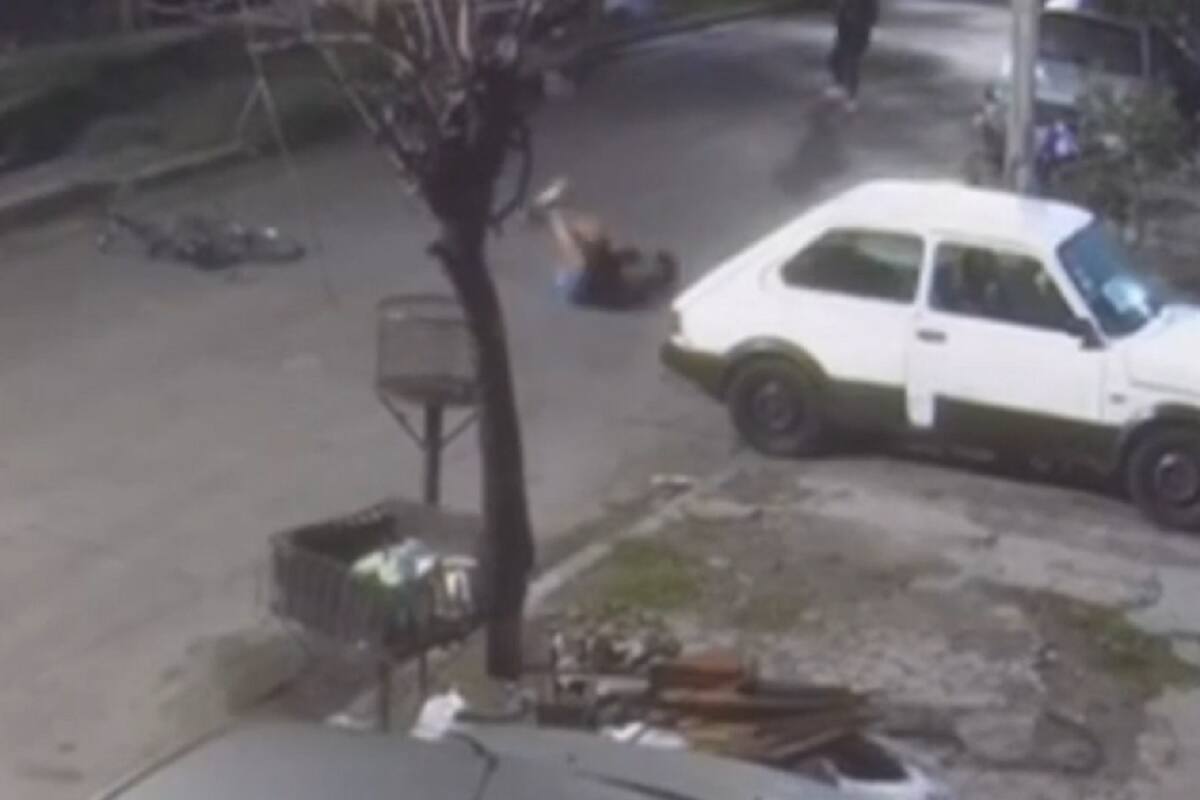 El momento en que el ciclista cae, baleado por un motochorro en Loma Hermosa, partido de Tres de Febrero