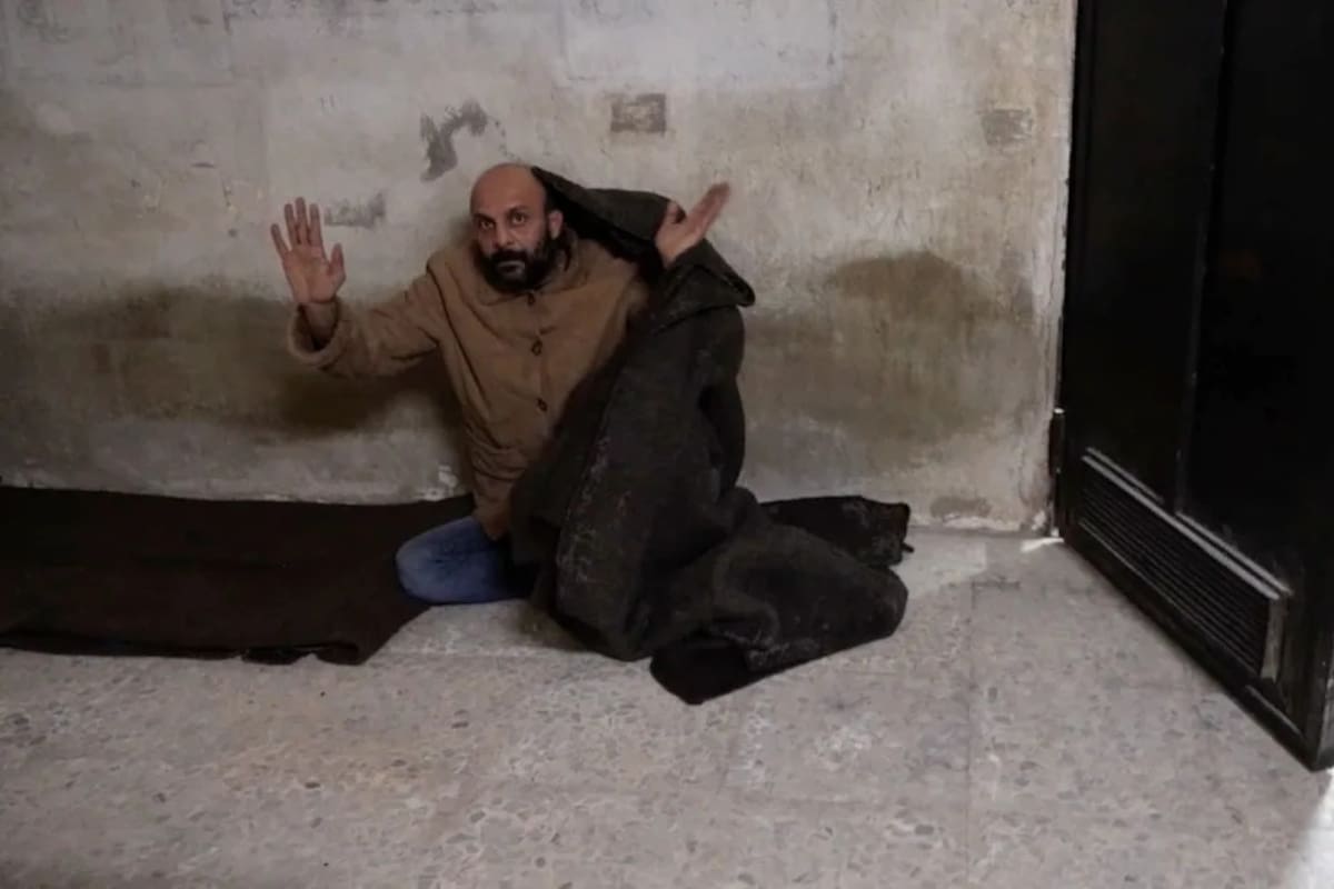 El momento en que el ciudadano sirio aparece en una cárcel, grabado por las cámaras de CNN