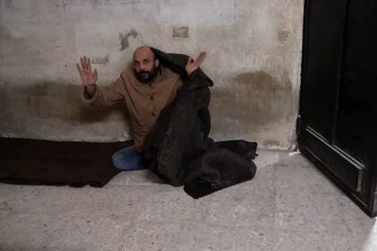 El momento en que el ciudadano sirio aparece en una cárcel, grabado por las cámaras de CNN