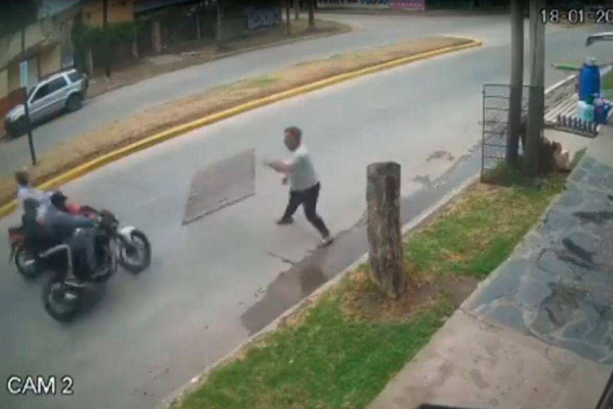 El momento en que el comerciante arrojó la reja