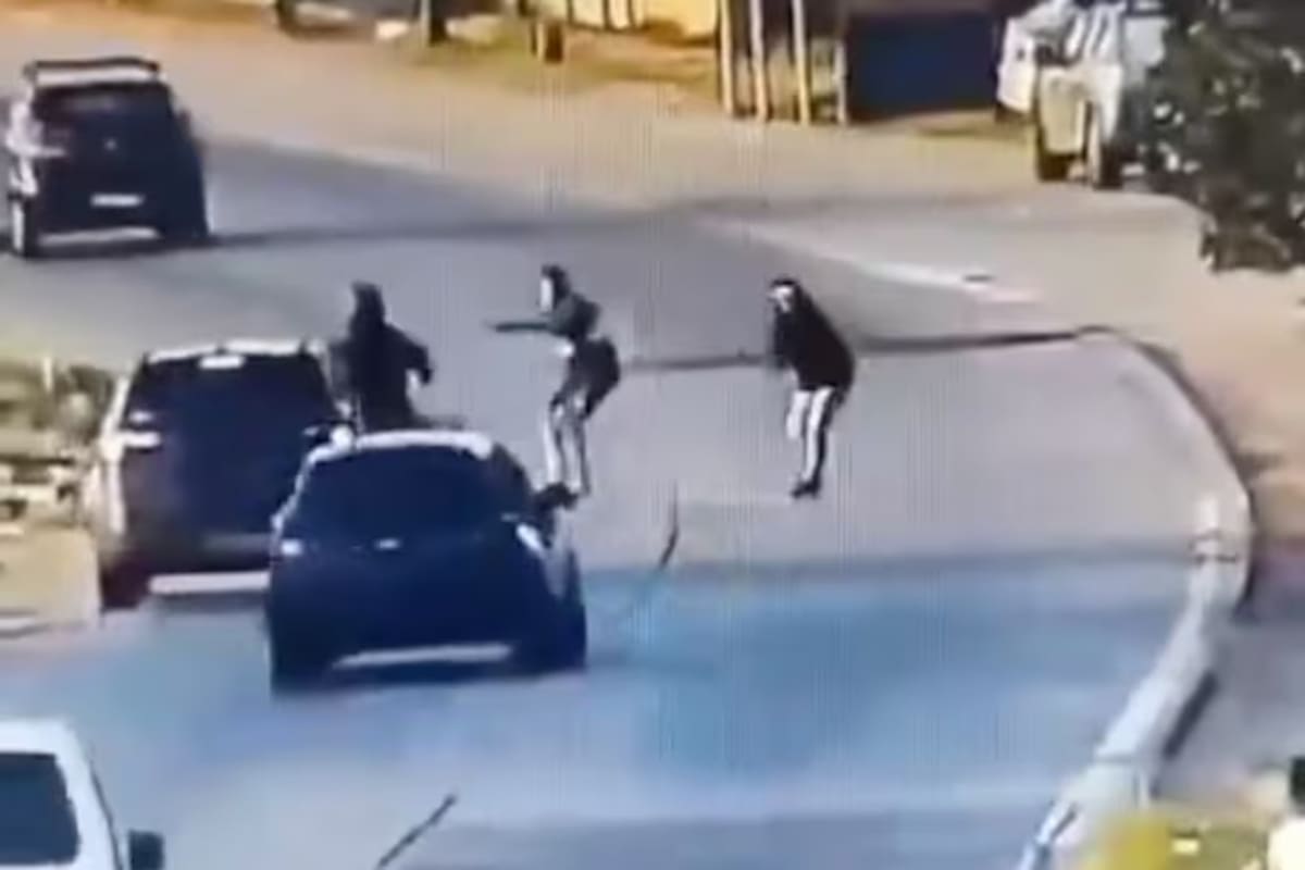 El momento en que el delincuente está por ser atropellado por la oficial