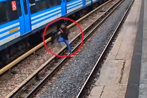 El momento en que el delincuente salta el tercer riel