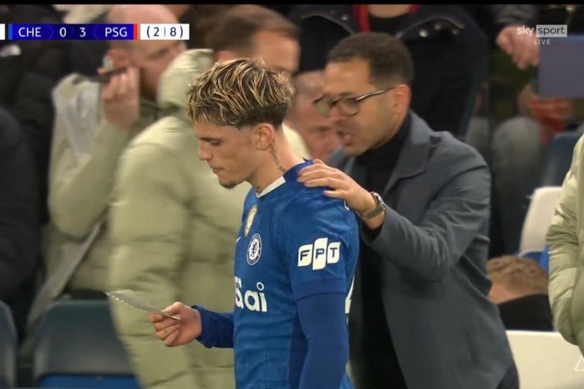 El momento en que el DT Rosenior le entrega una nota táctica a Alejandro Garnacho, cuando la serie estaba 8-2 abajo para Chelsea ante PSG