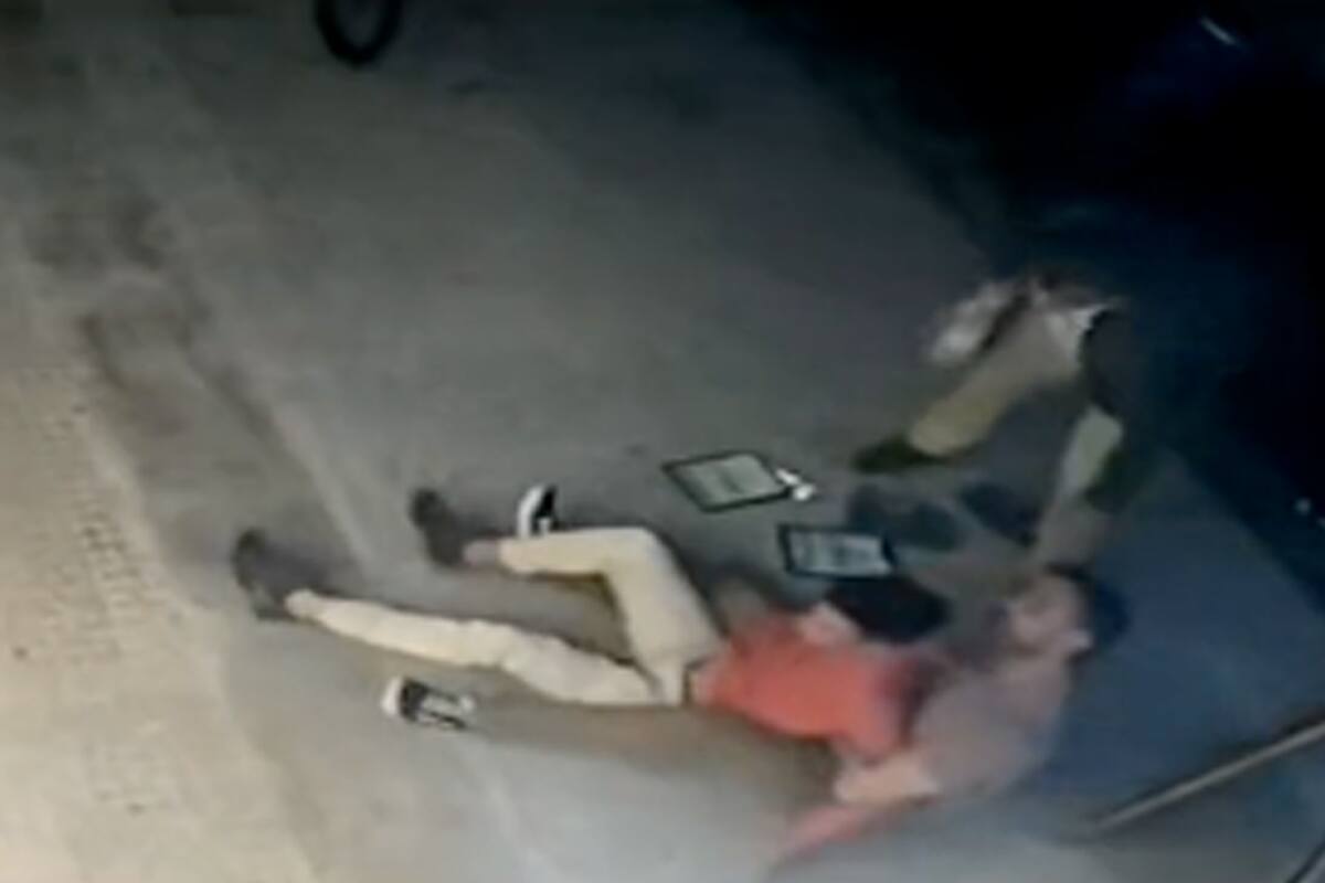 El momento en que el dueño del bar detiene al menor tras el robo del celular