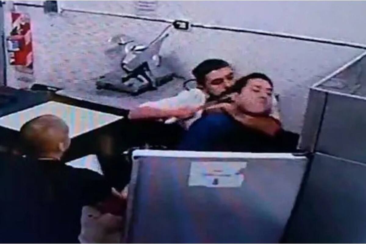 El momento en que el empleado es amenazado con un cuchillo.