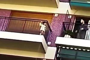 El momento en que el encargado del edificio cruza un balcón para rescatar al menor