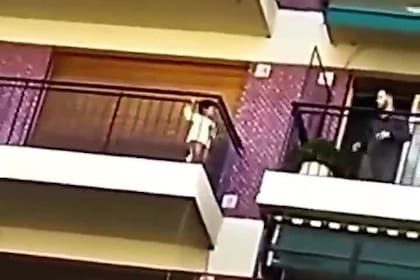 El momento en que el encargado del edificio cruza un balcón para rescatar al menor