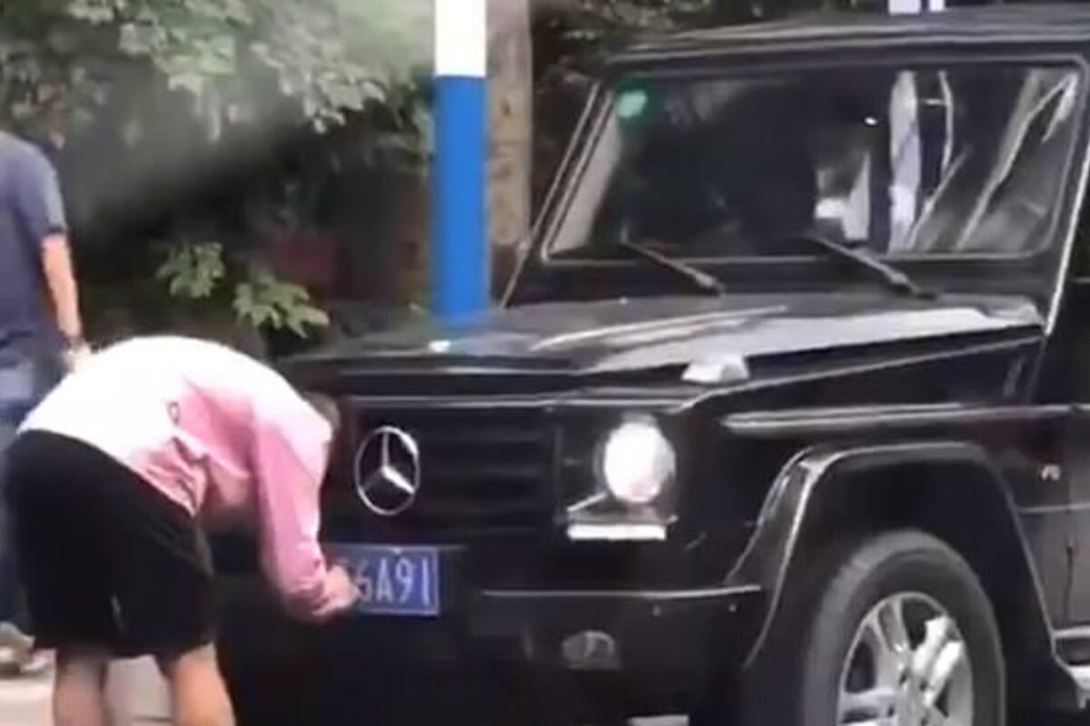 El momento en que el futbolista chino intenta cambiar la patente