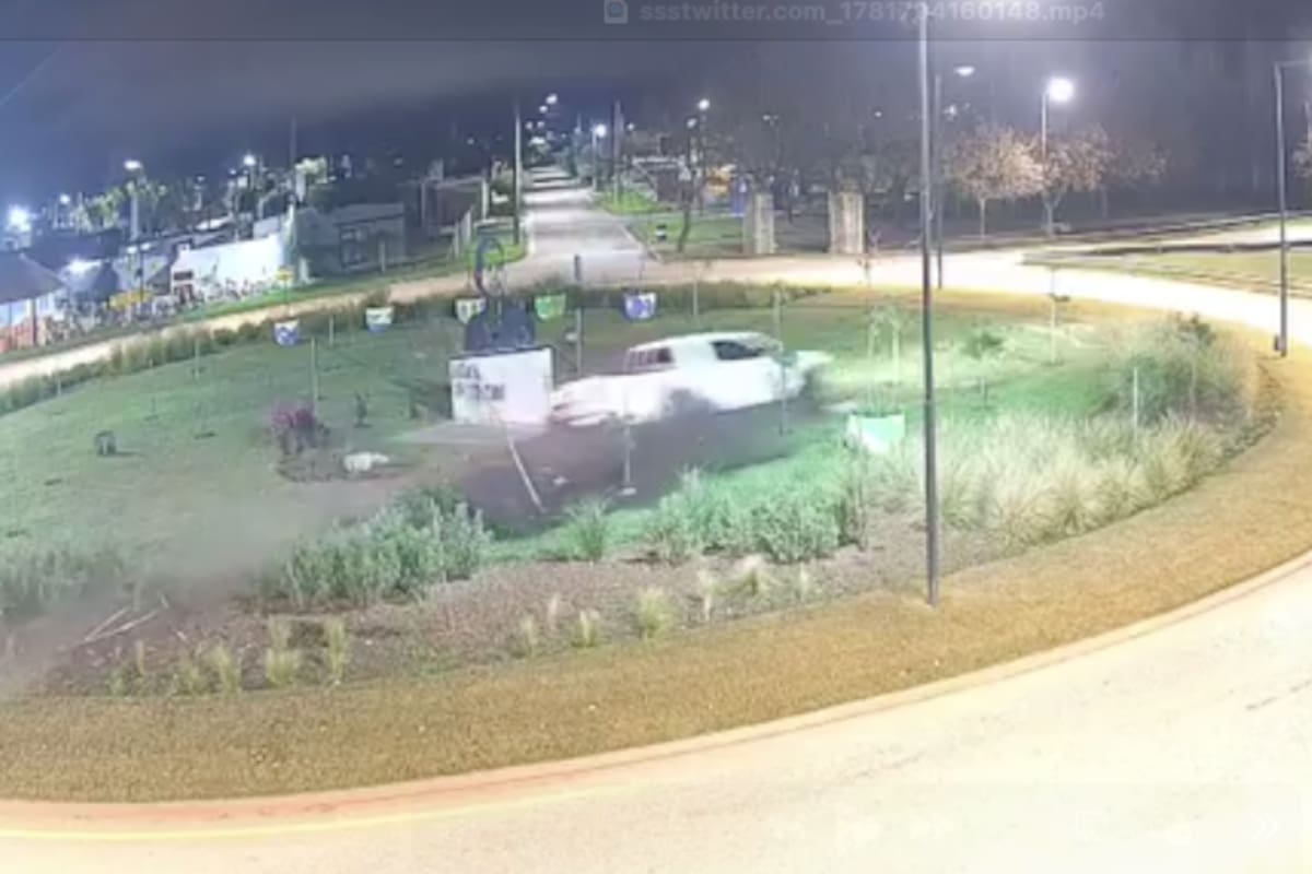 El momento en que el hombre atraviesa la rotonda con la camioneta