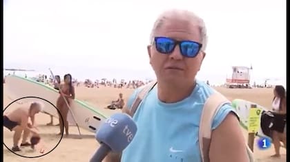 El momento en que el hombre descubre que le robaron el bolso (Foto: Captura de video)