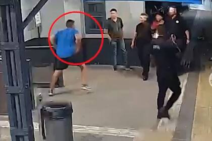 El momento en que el hombre intenta sacarle el arma al policía