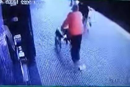 El momento en que el hombre mayor pierde el paquete con dinero en la puerta del local de ropa en el que trabaja Kevin Gordillo, el joven que recuperó la plata y se la devolvió al anciano