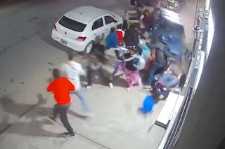 Un hombre de 80 años atropelló a 13 personas al subirse a la vereda en Salta