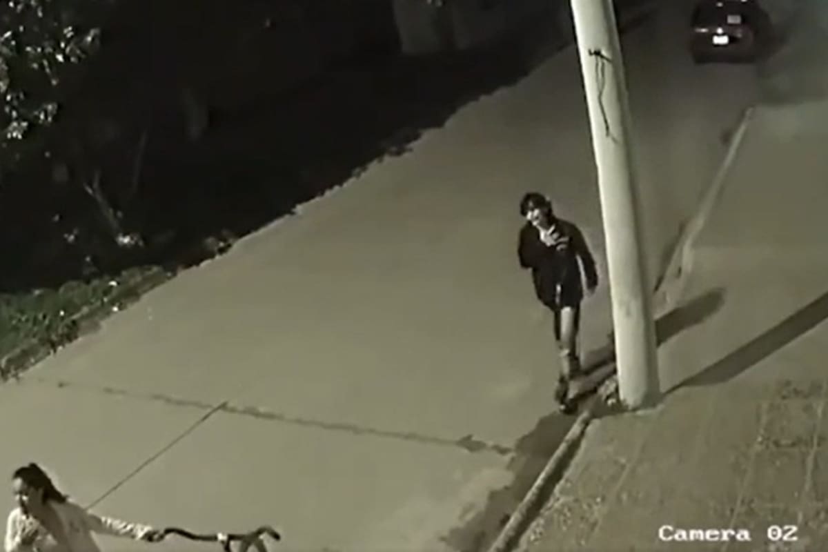 El momento en que el joven, malherido, pide auxilio a una mujer tras ser apuñalado