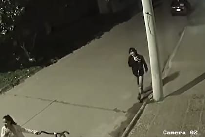 El momento en que el joven, malherido, pide auxilio a una mujer tras ser apuñalado