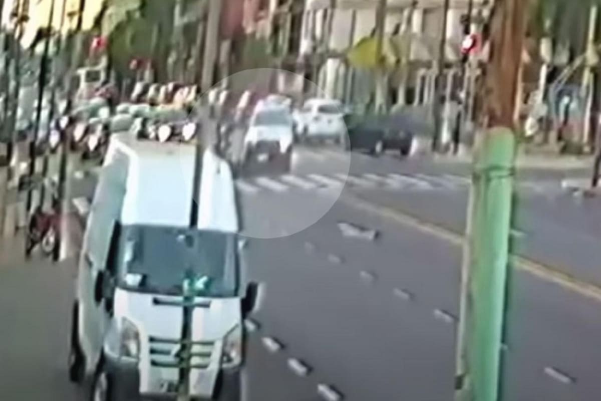 El momento en que el joven motociclista de 21 años es atropellado por patrullero