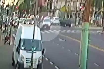 El momento en que el joven motociclista de 21 años es atropellado por patrullero