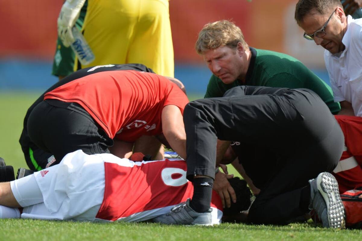 El momento en que el jugador holandés se desplomó; una grave situación que derivó en el coma