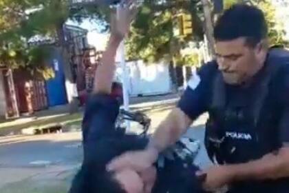 El momento en que el motociclista es detenido