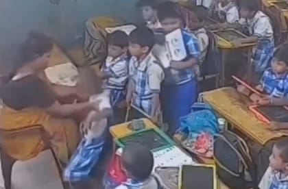 El momento en que el niño se desploma