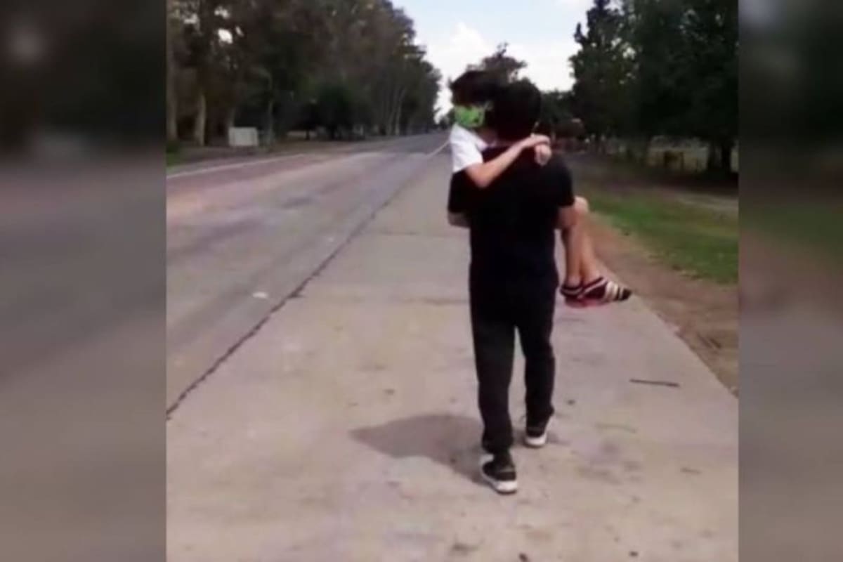 El momento en que el padre de Abigail la lleva en andas para entrar a Santiago del Estero.