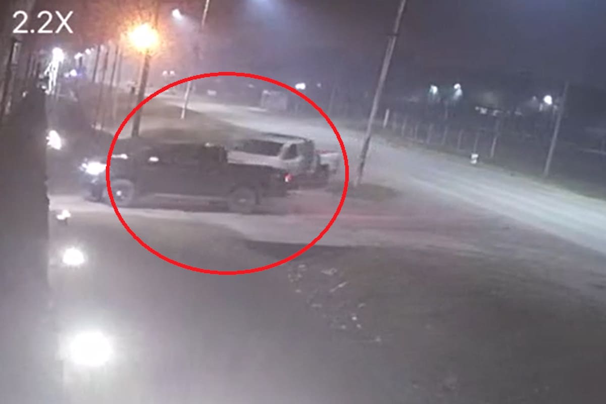 El momento en que el patrullero impacta la camioneta conducida por el joven