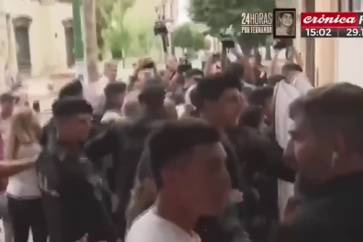 El momento en que el periodista Diego Moranzoni es agredido a la salida del juicio en Dolores