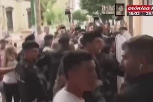 El momento en que el periodista Diego Moranzoni es agredido a la salida del juicio en Dolores