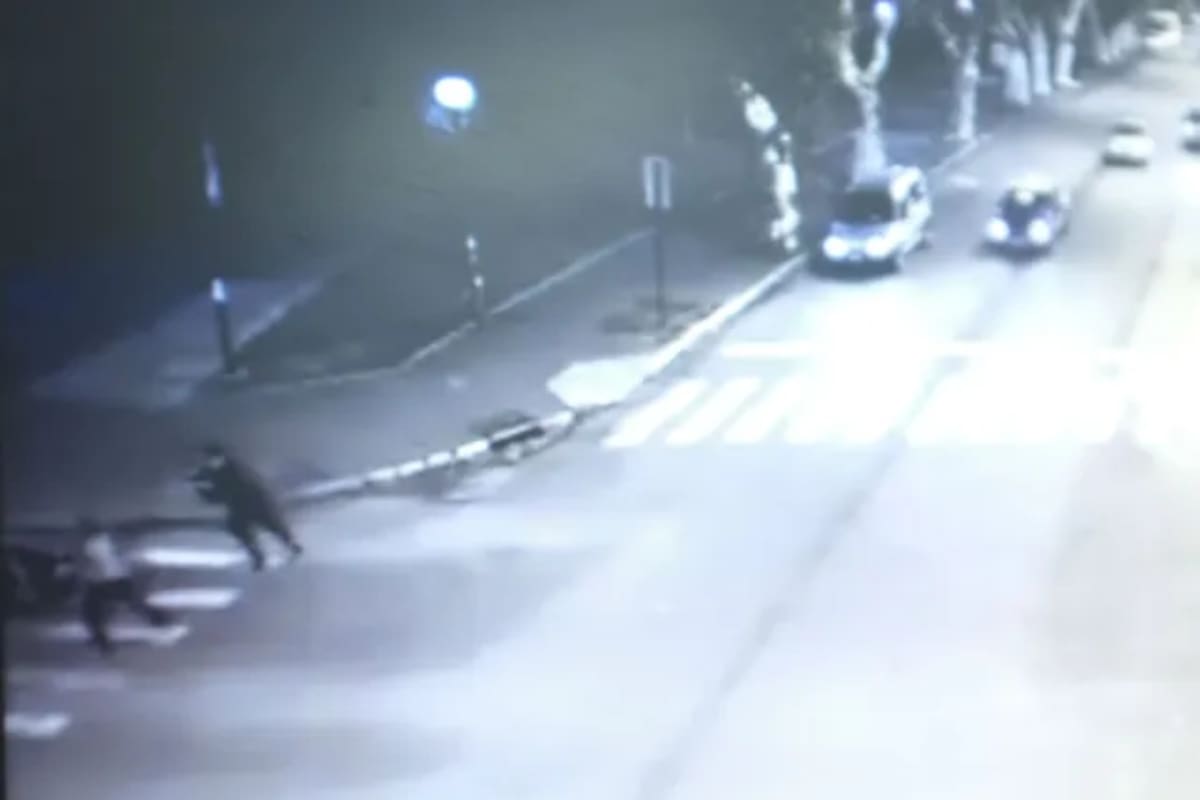 El momento en que el policía disparó contra los motochorros