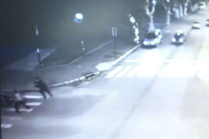 El momento en que el policía disparó contra los motochorros