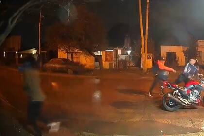 El momento en que el policía es obligado a entregar su moto