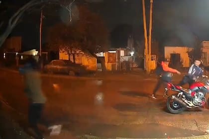 El momento en que el policía es obligado a entregar su moto