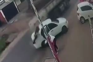 Un auto fue embestido por un camión y una bebé de un año salió despedida del vehículo