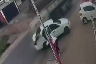 Un auto fue embestido por un camión y una bebé de un año salió despedida del vehículo
