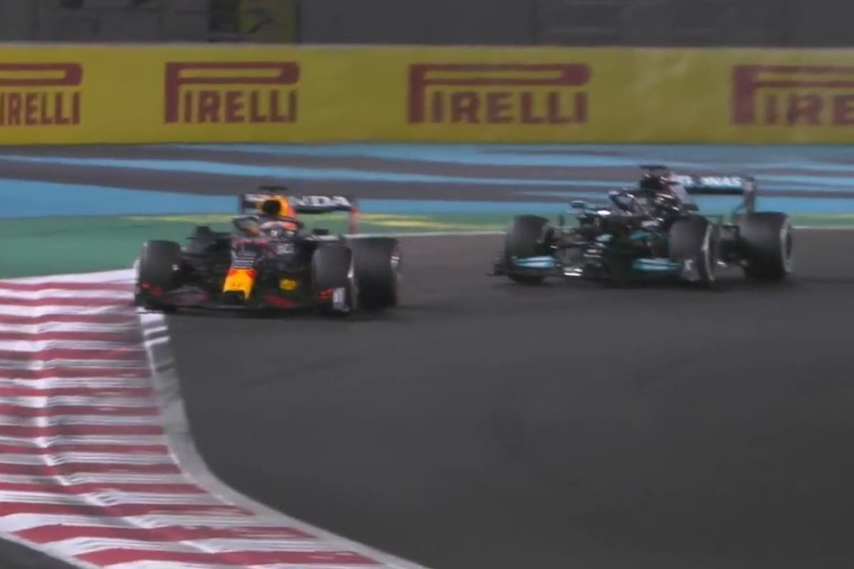 El momento en que el Red Bull de Verstappen supera a Hamilton, sobre el final del GP de Abu Dhabi