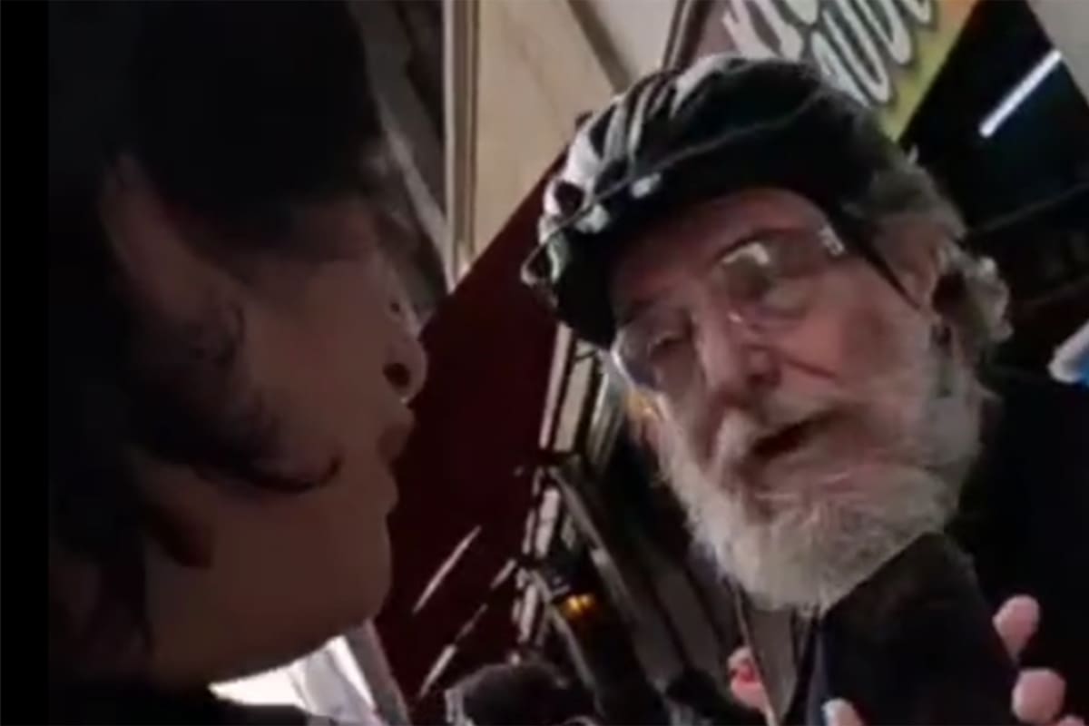 El momento en que el reportero gráfico Pablo Cerolini increpa al youtuber