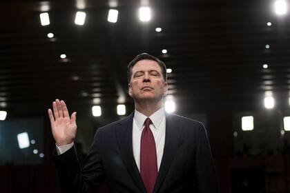 El momento en que el Senado le toma juramento a James Comey, ex jefe del FBI