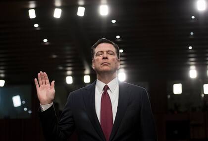 El momento en que el Senado le toma juramento a James Comey, ex jefe del FBI