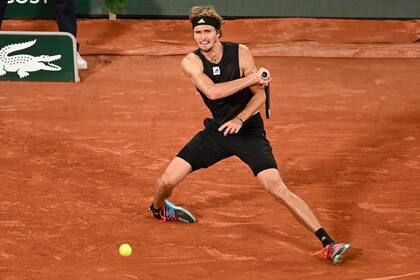 El momento en que el tobillo derecho de Alexander Zverev cede en el polvo de ladrillo de Roland Garros y se rompen los tres ligamentos; el tenista alemán abandonará la cancha en silla de ruedas.