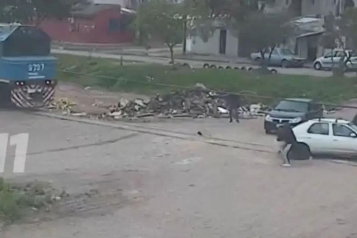 El momento en que el tren impactó contra el vehículo